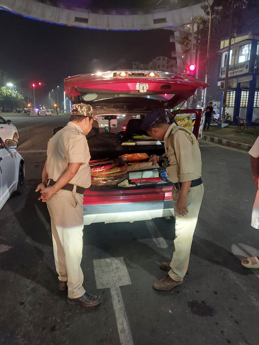 bidhannagarpc's tweet photo. Naka checking going on at different important locations under Bidhannagar Police Commissionerate. Shri Kunal Jain, IPS, ACP Rajarhat has been supervising night policing at different points.
#bdnpc
#bidhannagarpolice
#specialnightpolicing https://t.co/AeqfNq5IF0