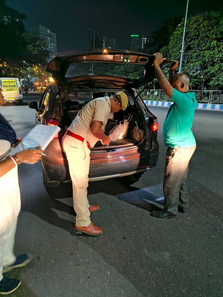 bidhannagarpc's tweet photo. Naka checking going on at different important locations under Bidhannagar Police Commissionerate. Shri Kunal Jain, IPS, ACP Rajarhat has been supervising night policing at different points.
#bdnpc
#bidhannagarpolice
#specialnightpolicing https://t.co/AeqfNq5IF0