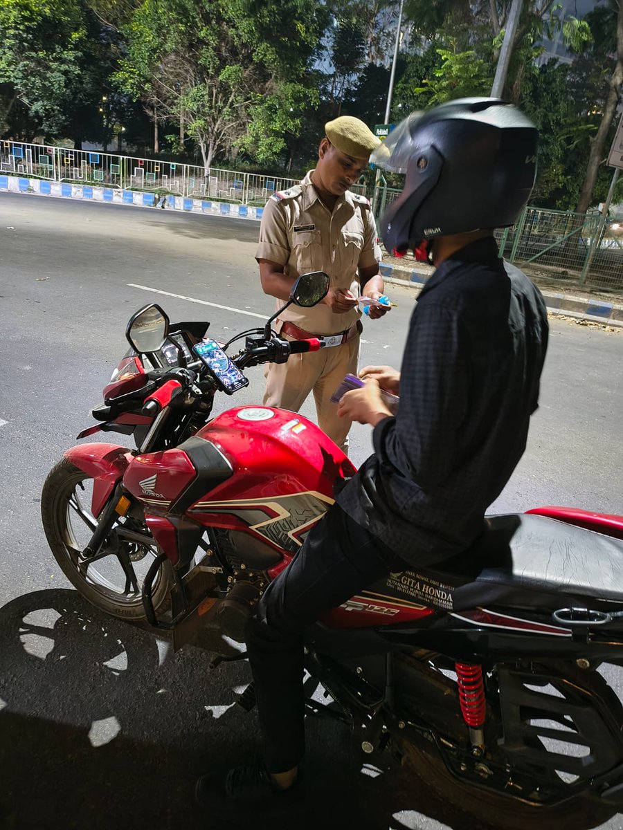 bidhannagarpc's tweet photo. Naka checking going on at different important locations under Bidhannagar Police Commissionerate. Shri Kunal Jain, IPS, ACP Rajarhat has been supervising night policing at different points.
#bdnpc
#bidhannagarpolice
#specialnightpolicing https://t.co/AeqfNq5IF0