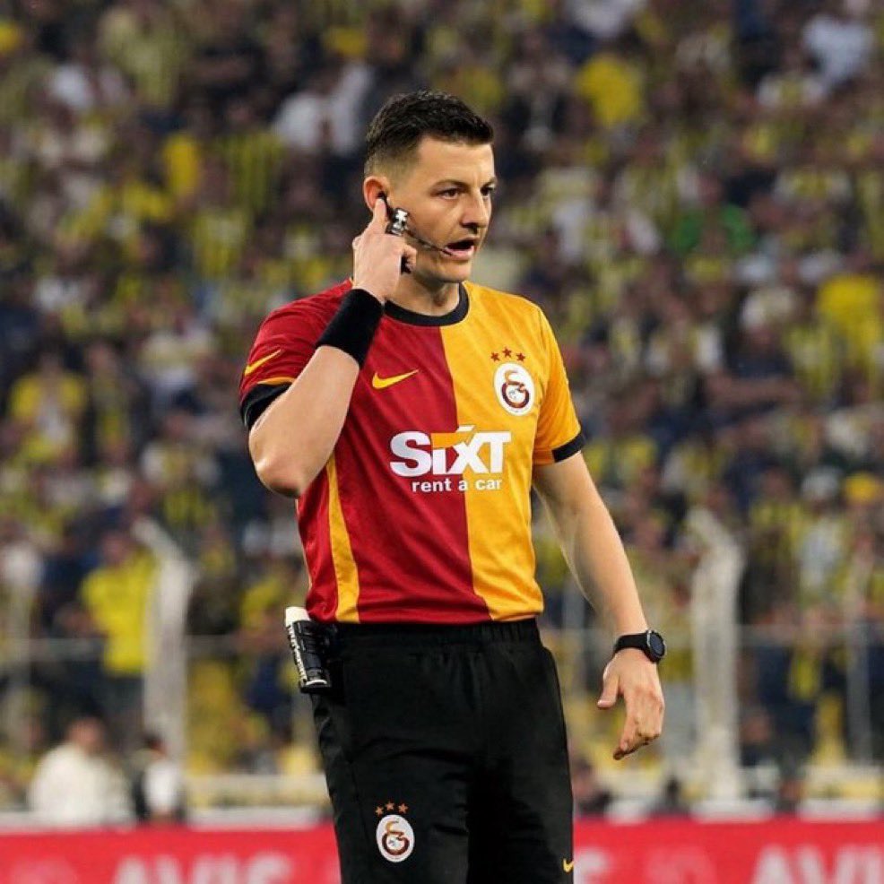 El árbitro en el derbi turco entre Beşiktaş y Galatasaray: