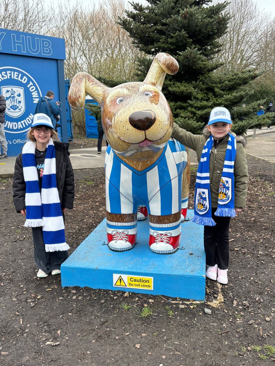xJen1983x's tweet photo. @BirstallAcad13 @htafc They both had an amazing day! Thank you so much for the opportunity! Rosie even met up with A too! https://t.co/sfGpfIG5Er