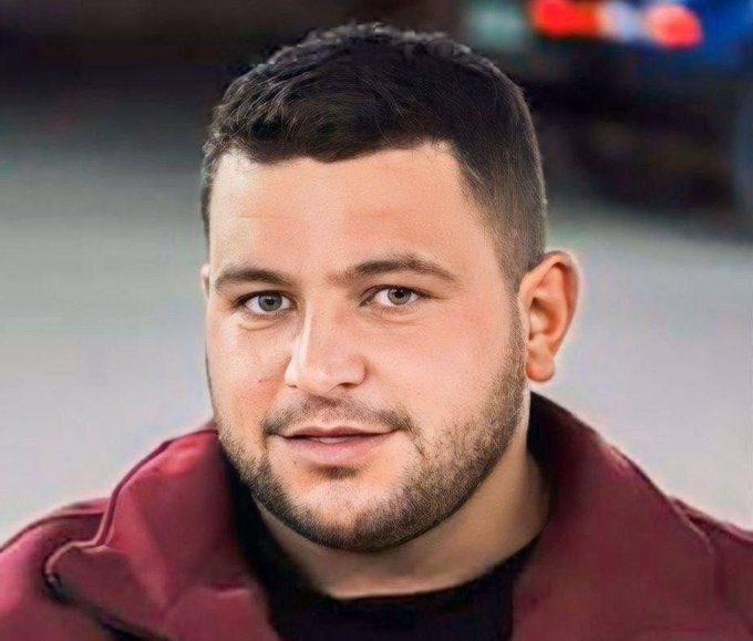 תסתכלו לו בעיניים.
אמיר שנאראן, פלסטיני, בן 28, אב לשניים.
נרצח היום ע״י מתנחל לבוש מדים בכפר מגוריו.
לא תראו את תמונתו מחר בעיתון.
לא תשמעו את שמו בטלוויזיה.
הרוצח שלו לא ישב בכלא אלא ימשיך להלך אימים על פלסטינים נטולי זכויות כמוהו.
היה אדם ואיננו.
עוד קורבן של הטרור המדינתי.