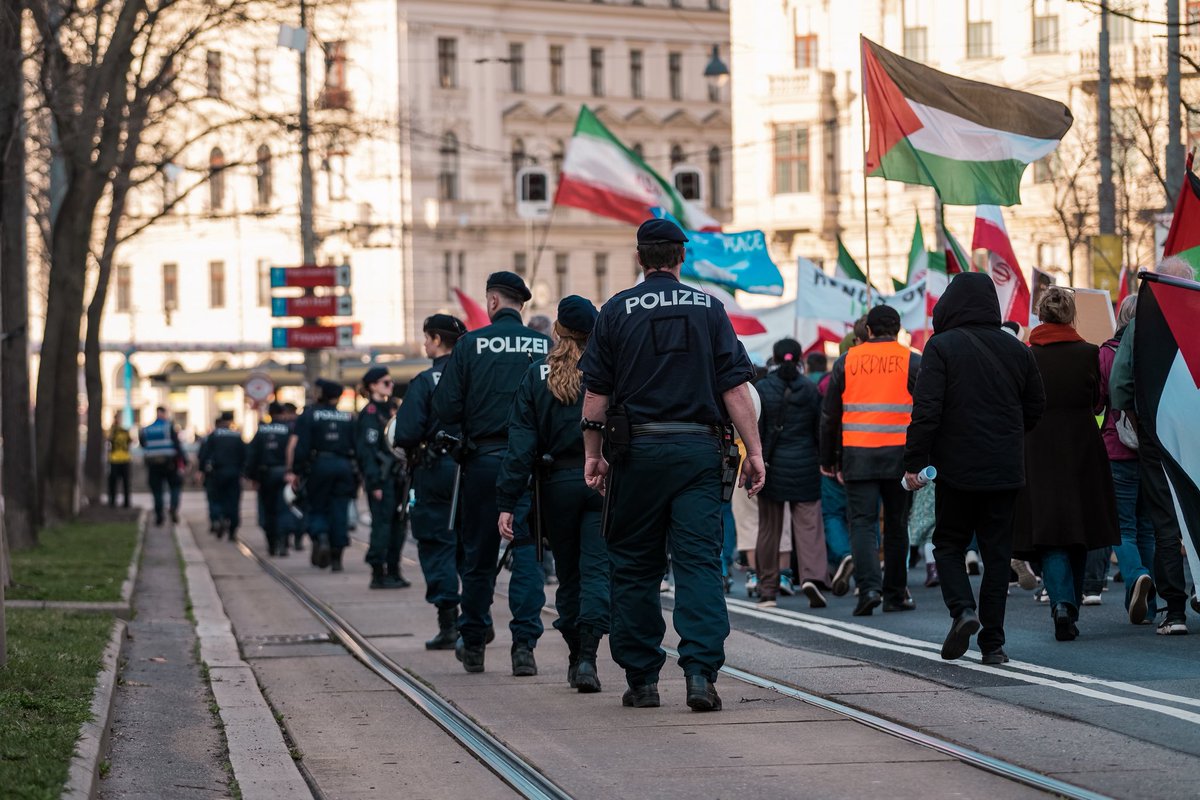 Esterreicherr's tweet photo. Pro-Mullah-Demo in Wien?

Heute fand in Wien eine Demonstration unter dem Titel „Hands Off Iran“ statt. Start war am Platz der Menschenrechte, anschließend führte der Demonstrationszug über Teile der Ringstraße.

#Polizei #w0703 https://t.co/KCNYED7mwQ