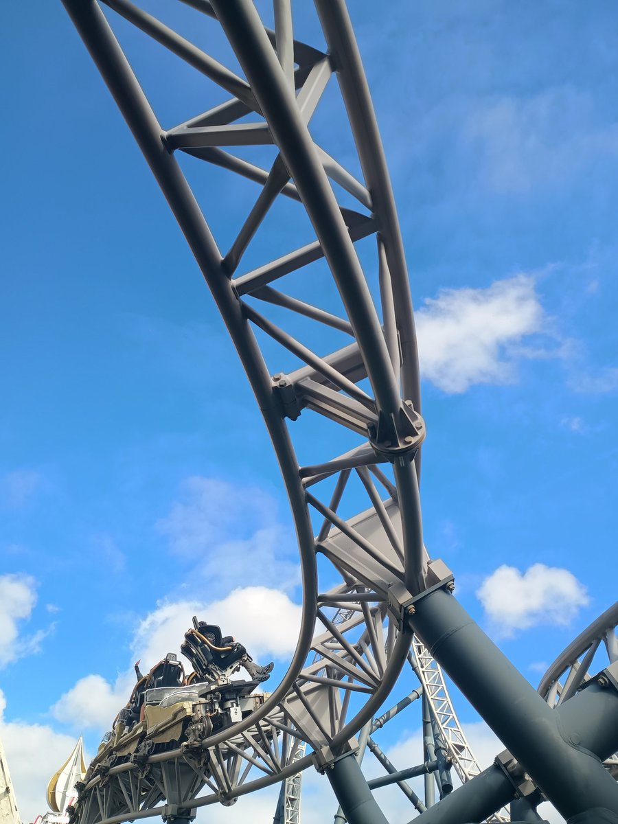 🄻🄰🅄🅁🄰 tweet media