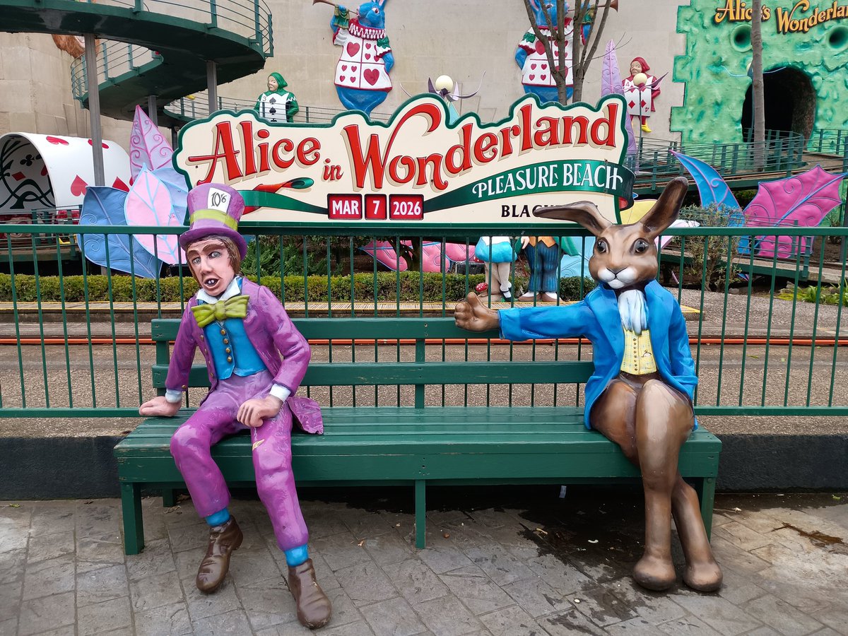 🄻🄰🅄🅁🄰 tweet media