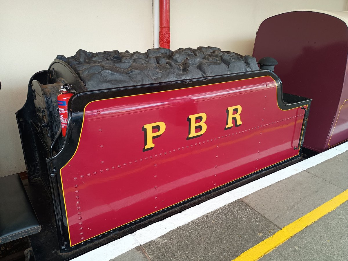 🄻🄰🅄🅁🄰 tweet media