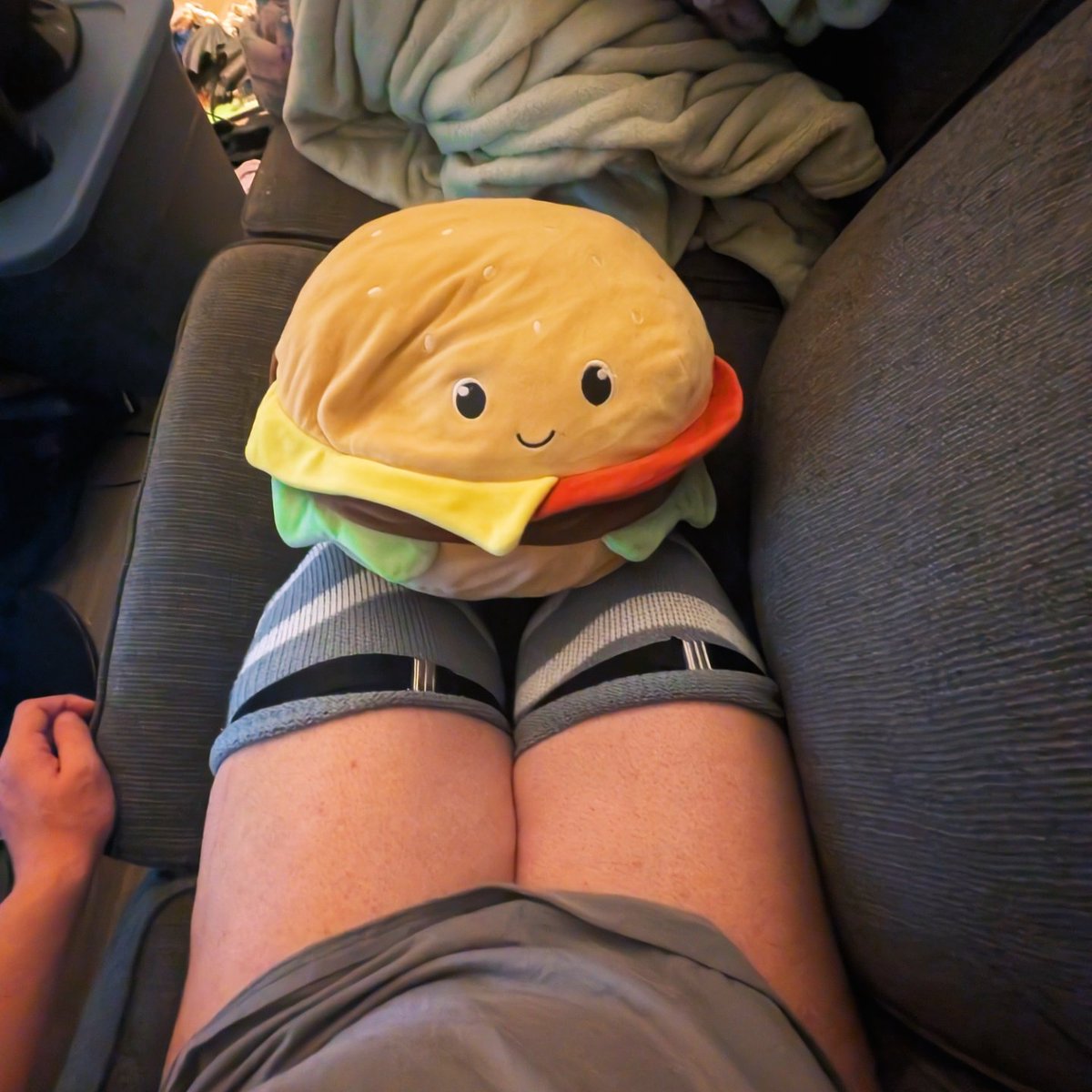 femboymaple's tweet photo. Dimitri my hamburger plushie stole my panties aaa noo give them back #femboy #thunderthighs #femboyfashion https://t.co/RFT6pqUbgQ