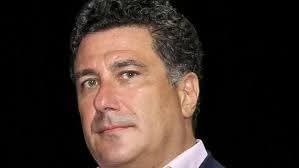 Giorgioaki's tweet photo. Business class. C'è un italiano che è citato moltissime volte nei file di Epstein, con riferimenti decisamente pessimi. Si tratta di Edoardo Teodorani Fabbri, nipote di Gianni Agnelli perché figlio della sorella Maria Sole e del conte Pio Teodorani Fabbri. Nella vita ha fatto l'alto dirigente di CNH industrial, che appartiene per il 27% ad Exor, dunque ad Agnelli/Elkann, e per un buon 12% ai fondi americani (Harris, Vanguard e BlackRock in primis). Teodorani Fabbri ha vissuto molto tempo negli Stati Uniti dove è diventato intimo amico di Epstein con cui pare condividesse la frequentazione di minorenni, come emerge da alcune lettere decisamente scabrose. Ad Epstein, poi, lo stesso Teodorani forniva notizie di prima mano sulle decisioni di Exor, dalla fusione automobilistica FCA, allo scorporo della Ferrari, ai grandi progetti di diversificazione immobiliare dello stesso gruppo Agnelli, alle operazioni nel settore delle assicurazioni fino alle ipotesi di una "piattaforma asiatica". In sintesi, Epstein sapeva tutto ciò che Exor e le sue controllate -  un pezzo rilevante dell'economia italiana - avrebbe fatto con molti mesi di anticipo. Nel frattempo, Teodorani Fabbri continuava ad agire da informatore di john Elkann. Forse, l'osceno scambio metteva insieme pedofila e finanza. Questa è stata - ed è - la classe dirigente occidentale. Gli esportatori della democrazia e i tutori dei diritti.

Alessandro Volpi