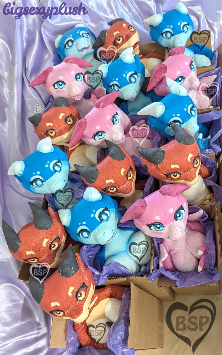 Packed and ready to go! Bon voyage, Kobolds! 📦⏩
#plushie #shipping #customplush #furryplush
