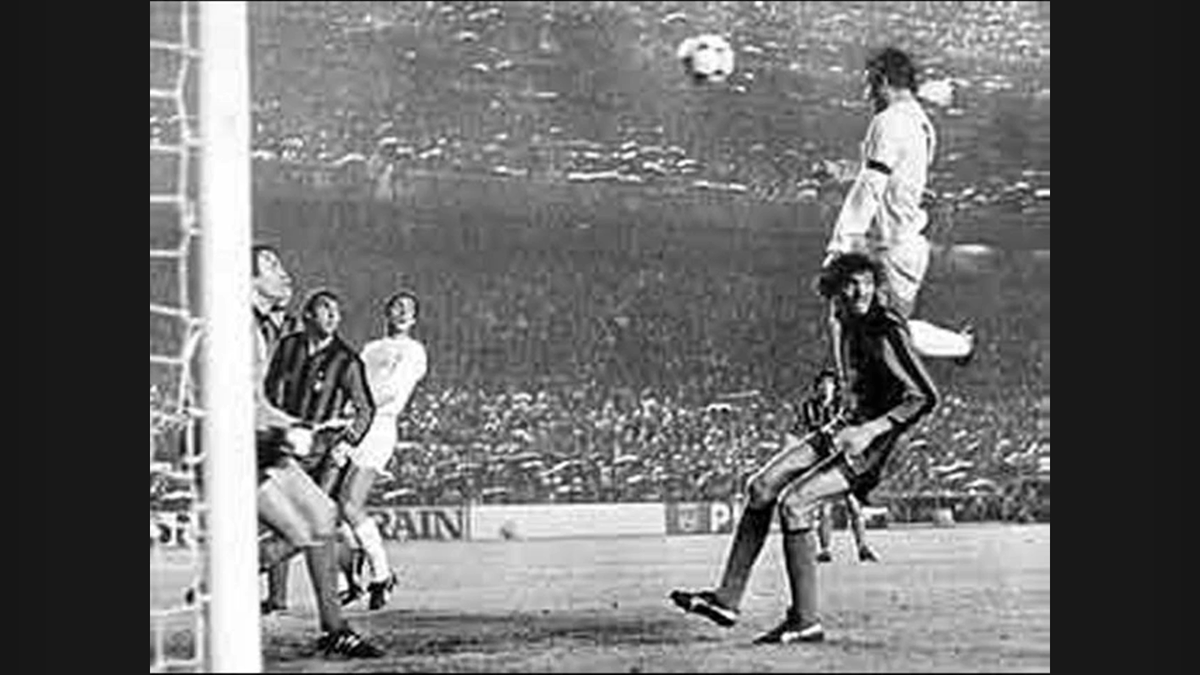 frangsant's tweet photo. @LuisMontes68 @ValaAfshar Indeed. Santillana, the greatest at heading the ball https://t.co/kdSxxWyqVX