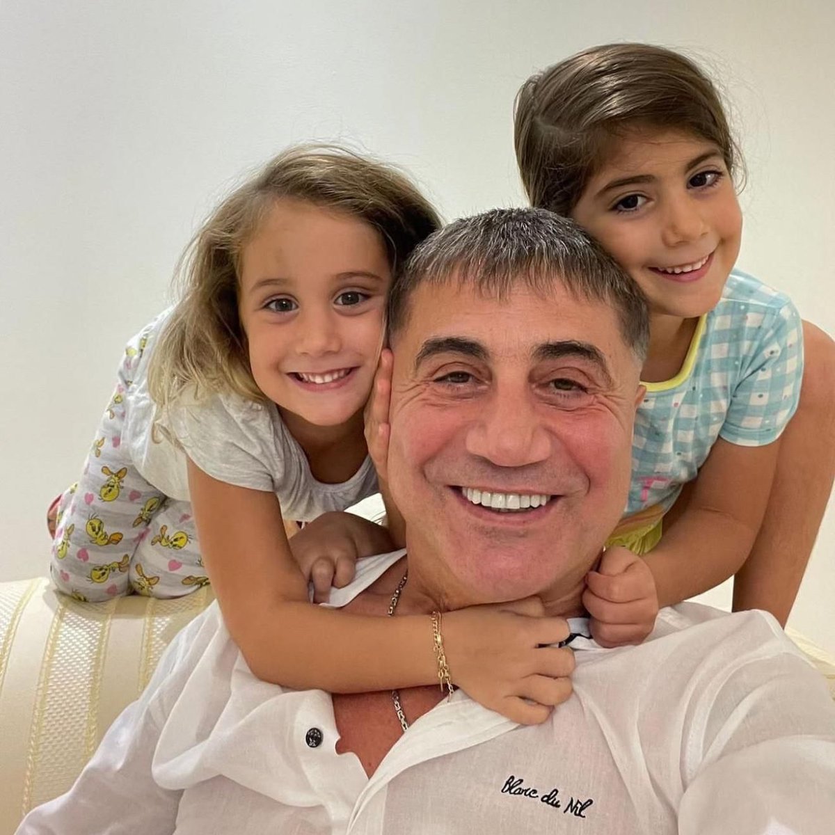 Sedat Peker, barınaklara 60 ton daha mama göndererek Türkiye'deki barınaklara toplamda 200 ton mama ulaştırmış oldu.