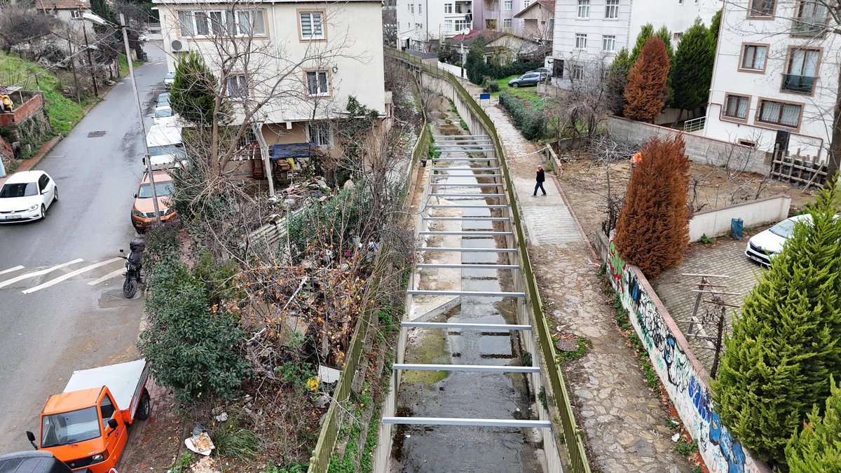 Tuzla ilçesi sınırlarından geçerek Marmara Denize mansaplanan Doğan Dere’de geçen ay yaşanan yağışlar nedeniyle dere duvarı çökmüştü. Sonrasında Müdürlüğümüzce Dere duvarı onarılmış ve tekrar çöküntü yaşanmaması için,dere boyuncada gergi demiri montajları yapılmıştır.