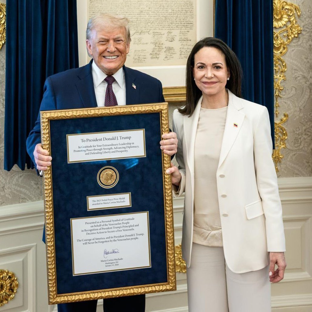 Donald Trump reconoció hoy oficialmente como Presidenta a Delcy Rodríguez. Al final el acto de humillación mas grande que vimos en los últimos años no le sirvió para nada a María Corina Machado. Le entregó el máximo logro de su vida a un hombre que ya le había dicho muchas veces