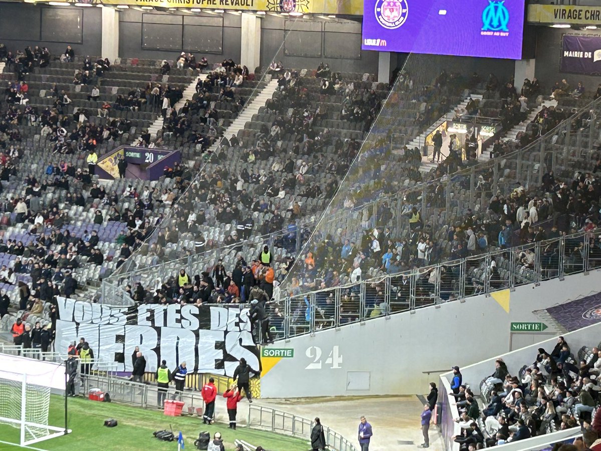 « 𝗩𝗢𝗨𝗦 𝗘̂𝗧𝗘𝗦 𝗗𝗘𝗦 𝗠𝗘𝗥𝗗𝗘𝗦 » 

La banderole présente dans le parcage des supporters marseillais au Stadium de Toulouse ce soir. 🥶

📸 <a href="/karimattab1/">Karim Attab</a>