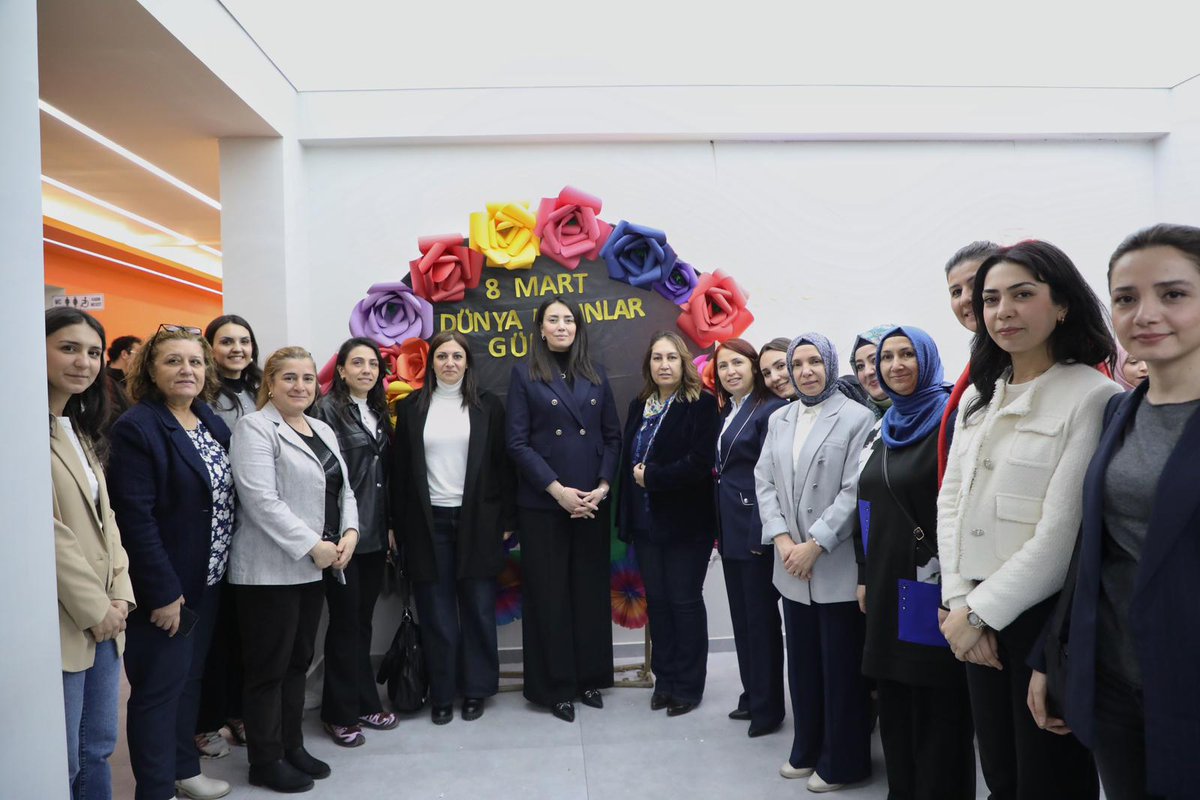 NigdeValiligi's tweet photo. 📍 Niğde • Merkez

Valimiz Sayın Nedim AKMEŞE, eşi Sayın Hacer AKMEŞE Hanımefendi ve Gençlik ve Spor İl Müdürü Sayın Yüksel DORUL ile birlikte Sultan I. Kılıçarslan Kız Öğrenci Yurdu’nda düzenlenen iftar programında öğrencilerimizle bir araya geldi.

İftar programının ardından Sayın Valimiz ve eşi, Niğde Ömer Halisdemir Üniversitesi kampüsü içerisinde yer alan Kampüs Genç Ofis’i ziyaret etti. Ziyarette gençlerimizle sohbet eden Sayın Valimiz, öğrencilerimizin görüş ve düşüncelerini dinledi.

Ziyaret sırasında Sayın Hacer AKMEŞE Hanımefendi, Kampüs Genç Ofis’te görev yapan kadın personelin 8 Mart Dünya Kadınlar Günü’nü kutlayarak hatıra fotoğrafı çektirdi.

#NiğdeValiliği