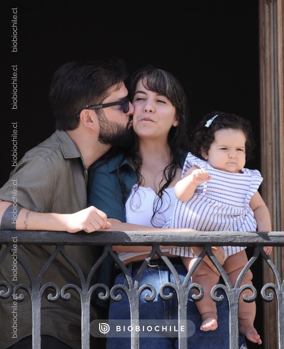 Lo que más me gusta de esta foto es ver a Violeta con su puño en alto 🥰