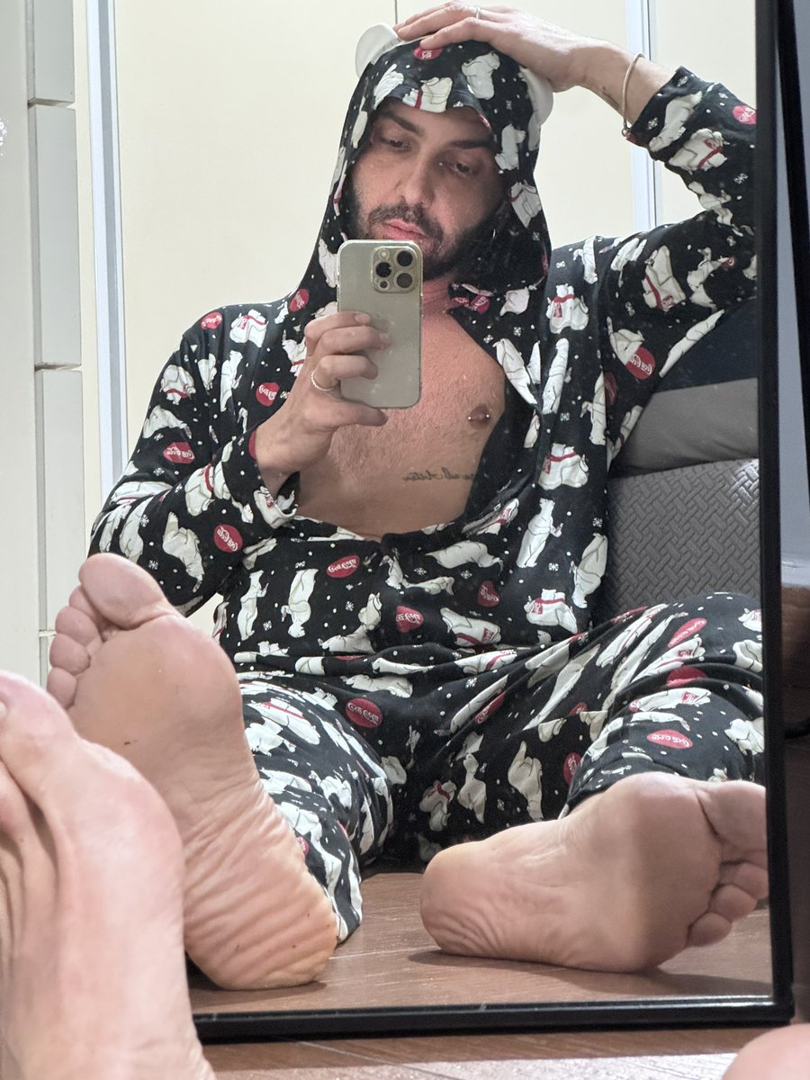 Vi presento il mio sabato sera 🤦🏻‍♂️
#saturdaynight 
#feet
#picoftheday