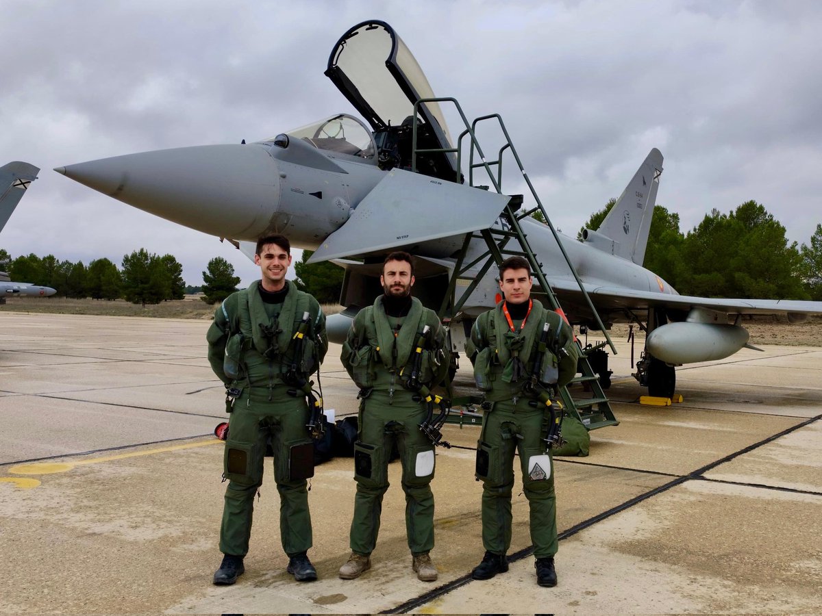 EMADmde's tweet photo. El Destacamento Aéreo Táctico #DATPaznic finaliza su despliegue en Rumanía.
Regresan tras concluir con eficacia su misión de Policía Aérea Combinada, integrados con la Fuerza Aérea alemana.
Juntos han reforzado la protección del flanco este de la @NATO.
#MOPS @EjercitoAire https://t.co/shLvYvnZdk