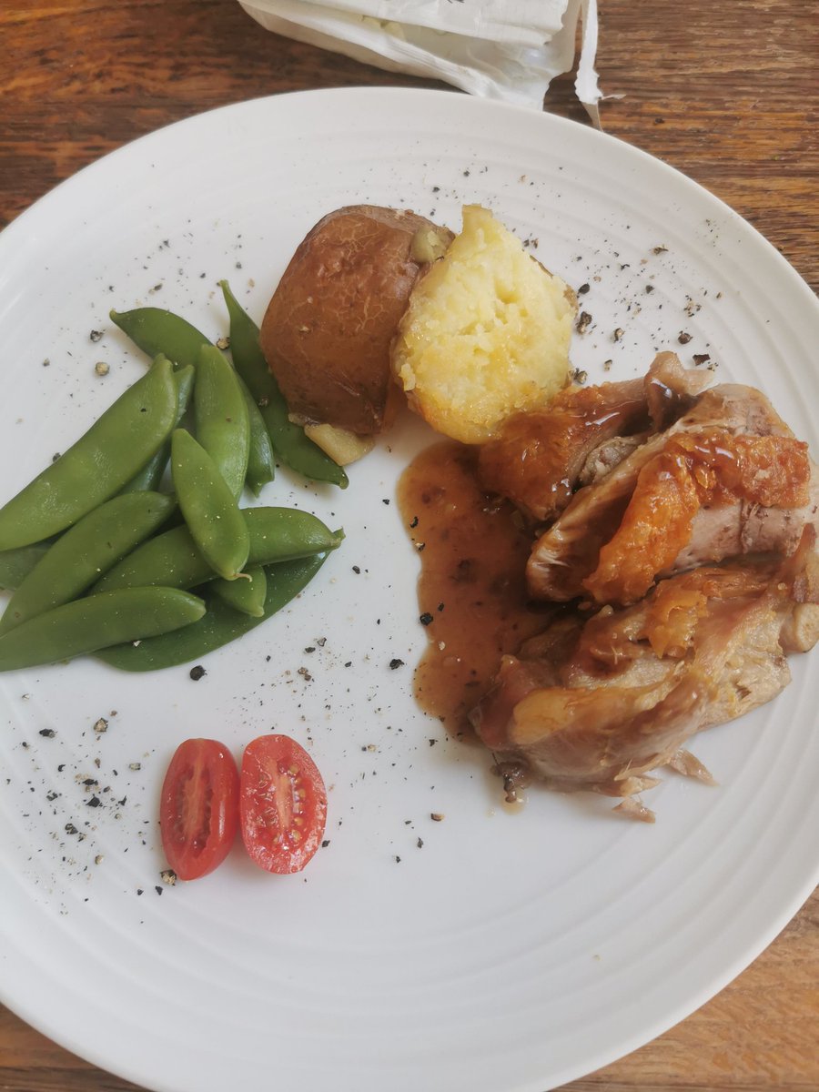 Veronic00630093's tweet photo. A deliberately small portion of roast turkey, mangetout and potato. I can't understand why some people are attracted to a HUGE plate of food, can you? Of course, I cd go back fr seconds but not 2day. #smallportions #twittersupperclub https://t.co/PzBFDiXLvv