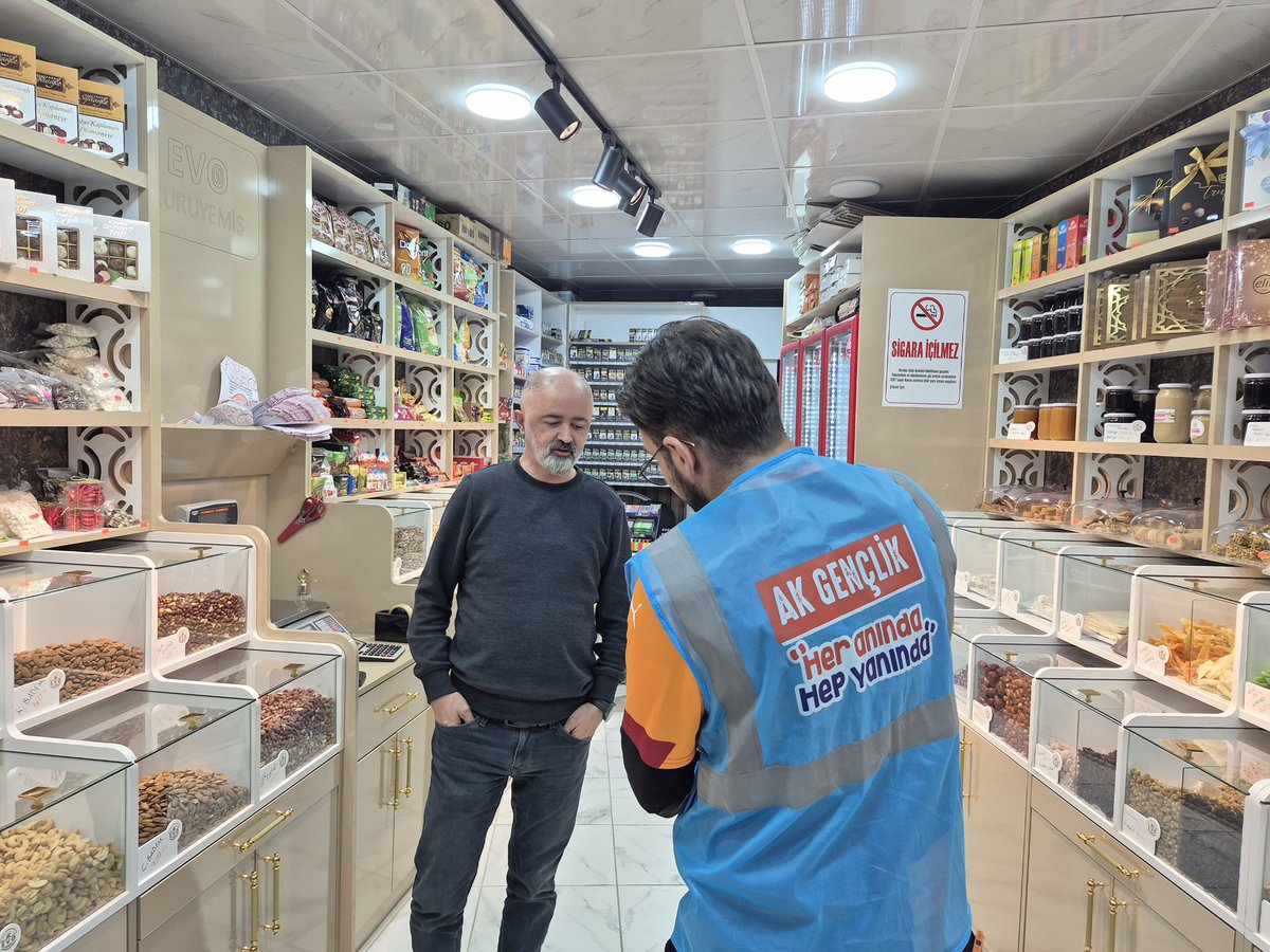 akgencbttlgzi's tweet photo. Geceye ışık tutan AK Gençlik ✨

esnaf kardeşlerimize sıcak ikramlarda bulunarak gönüllerine misafir olduk. 🌙✨
Birlik ve muhabbetle paylaştığımız bu güzel anlar, Ramazan’ın bereketini daha da anlamlı kılıyor. https://t.co/Vt0vTR1UoF