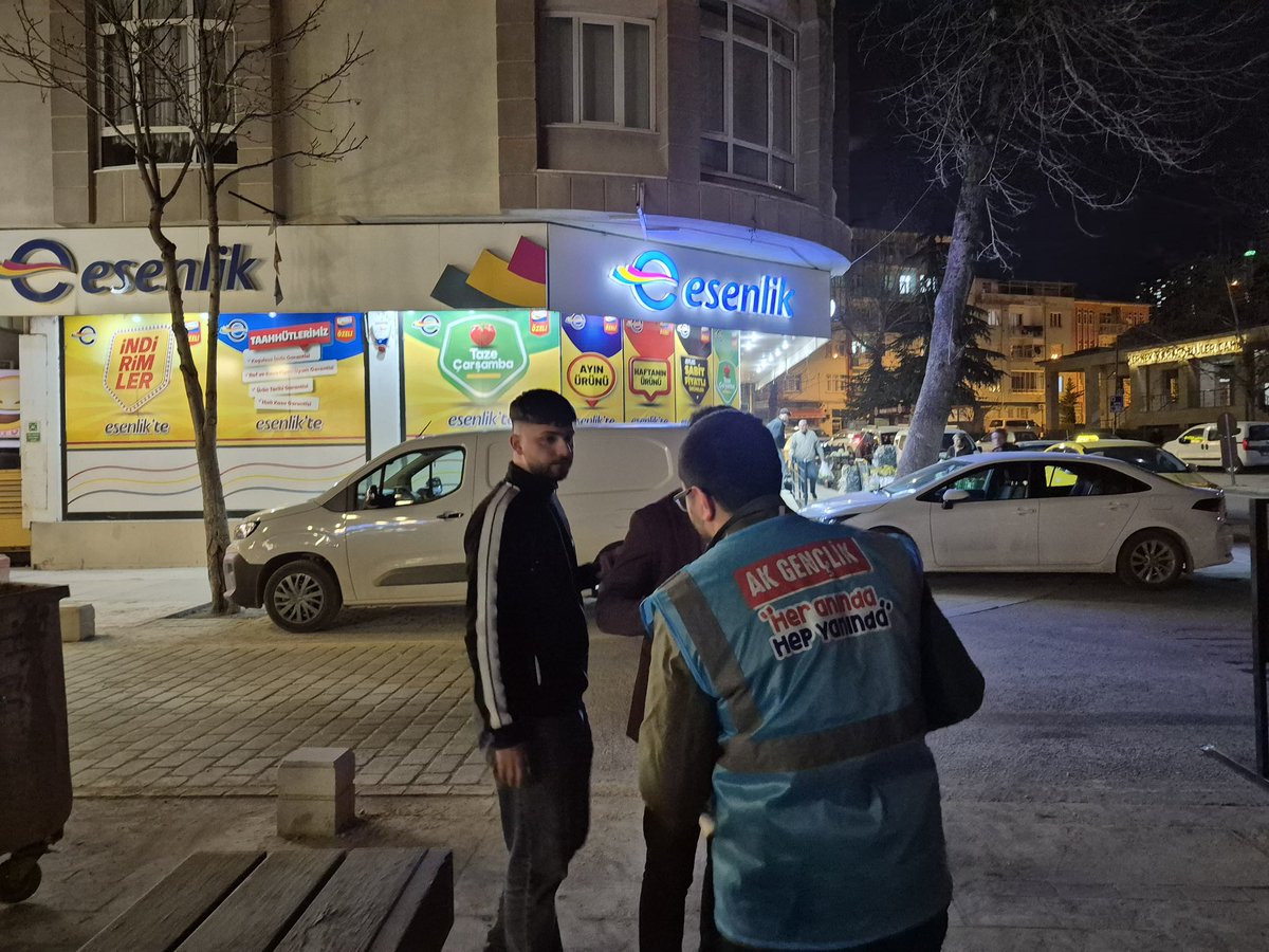 akgencbttlgzi's tweet photo. Geceye ışık tutan AK Gençlik ✨

esnaf kardeşlerimize sıcak ikramlarda bulunarak gönüllerine misafir olduk. 🌙✨
Birlik ve muhabbetle paylaştığımız bu güzel anlar, Ramazan’ın bereketini daha da anlamlı kılıyor. https://t.co/Vt0vTR1UoF