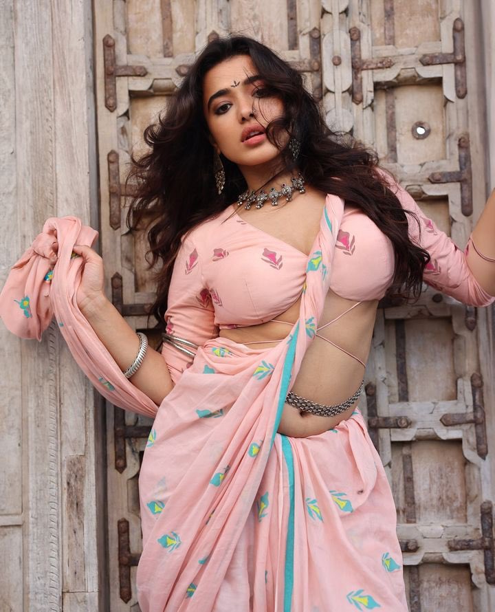 Sandykabariya's tweet photo. Peak female beauty 🔥
#Bollywood #BollywoodActress #BollywoodActor #HindiCinema
#IndianCinema #Celebrity #CelebStyle #TrendingNow
#ViralPost #InstaCeleb #DesiVibes #HotLook
#GlamLook #MovieStar #StarStyle #entertainment https://t.co/GmLoNMX89o