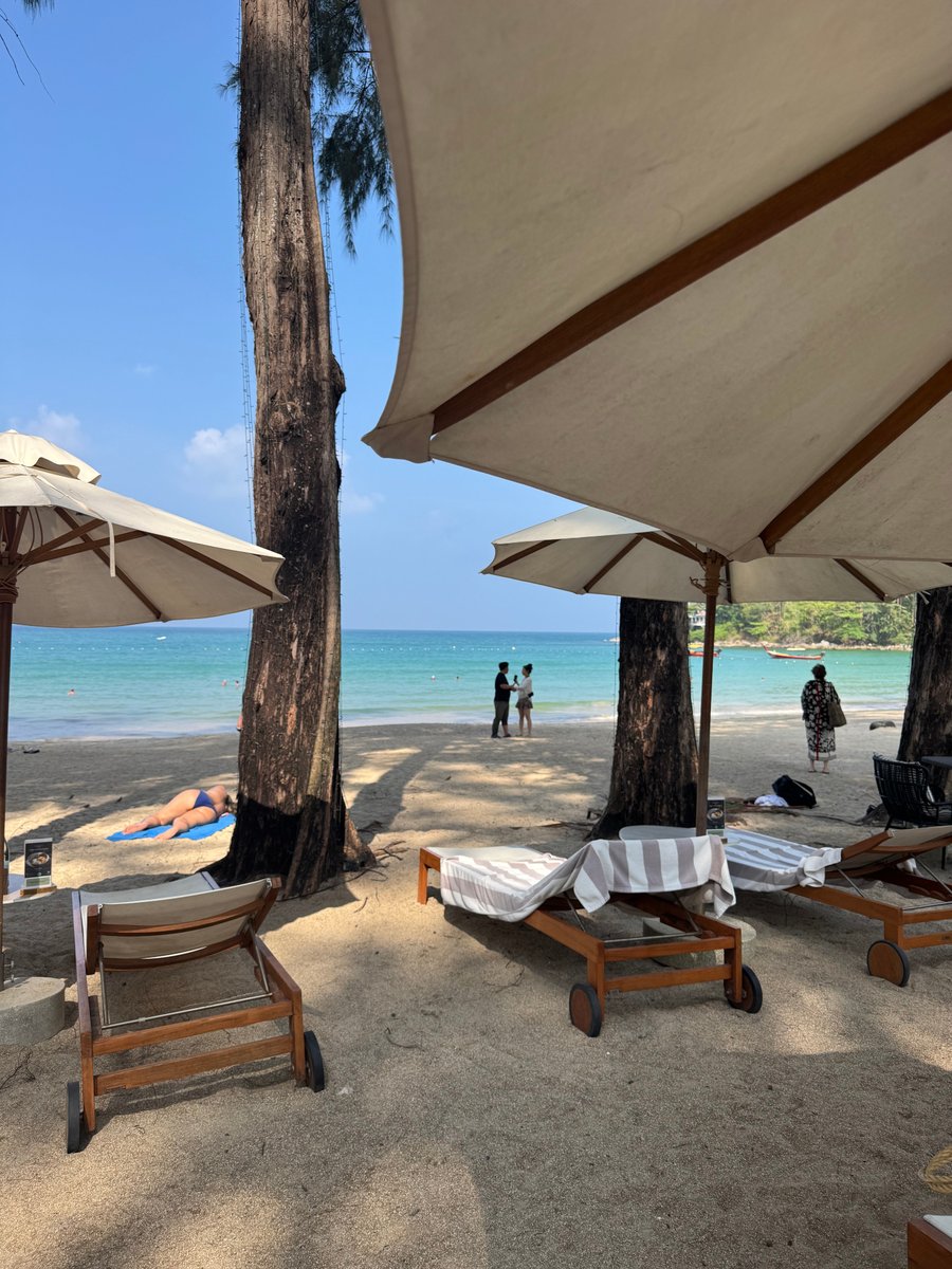 Antes amaba el verano.
Luego me di cuenta que el verano puede ser cualquier época del año si tienes dinero.
Ahora amo el dinero.