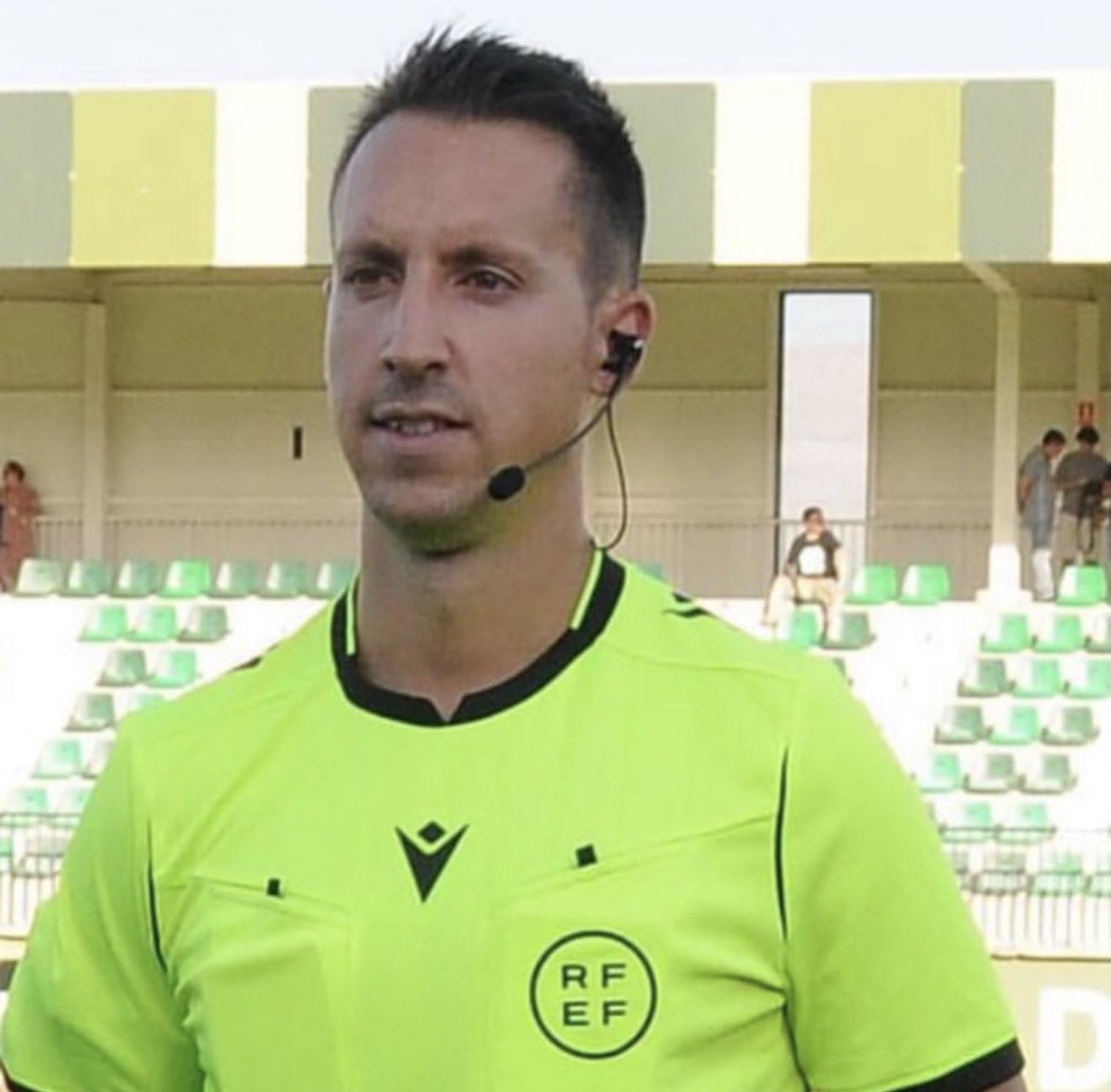 minutoes's tweet photo. La actuación de Néstor Holgueras esta tarde en Sabadell tras el penalti señalado a favor de los locales frente al @AlgecirasCF se ha hecho viral en España. Es una absoluta vergüenza e inadmisible la segunda parte de este colegiado en la que ha reventado al conjunto visitante desde la señalización de un penalti que causa ESTUPOR y ni tan siquiera ha querido anular pese a que la revisión le dejaba en evidencia. Actuaciones como la que ha sufrido el @AlgecirasCF no hacen más que confirmar que el estamento arbitral está en una deriva que sus miembros no quieren ver y frente a la cual prefieren seguir pertrechados en el victimismo y el lamento. Jugadores, entrenadores, periodistas y aficionados que lanzan un SOS ante esa huida hacia adelante de los árbitros contra viento y marea están equivocados. Ellos siempre llevan razón. Sigan