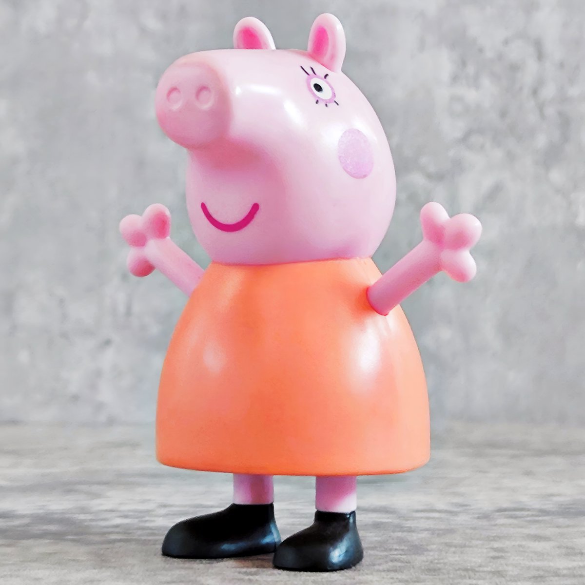 vicdbz's tweet photo. El vendedor al que compre el artbook en español que me faltaba de Fullmetal Alchemist decidió regalarme una Josefa la Cerda porque patata. Nuevo grial y novietica que le ha salido de repente a las figuras de Oolong.
#PepaPig #JosefaLaCerda #Oolong #Grial #Figureo https://t.co/h2AuhABeLa