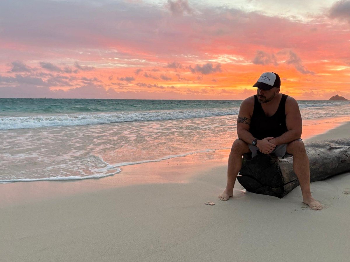BenBarbic's tweet photo. Sunrise in Kailua.

#riseandclimb https://t.co/ZENnxd4Jqb