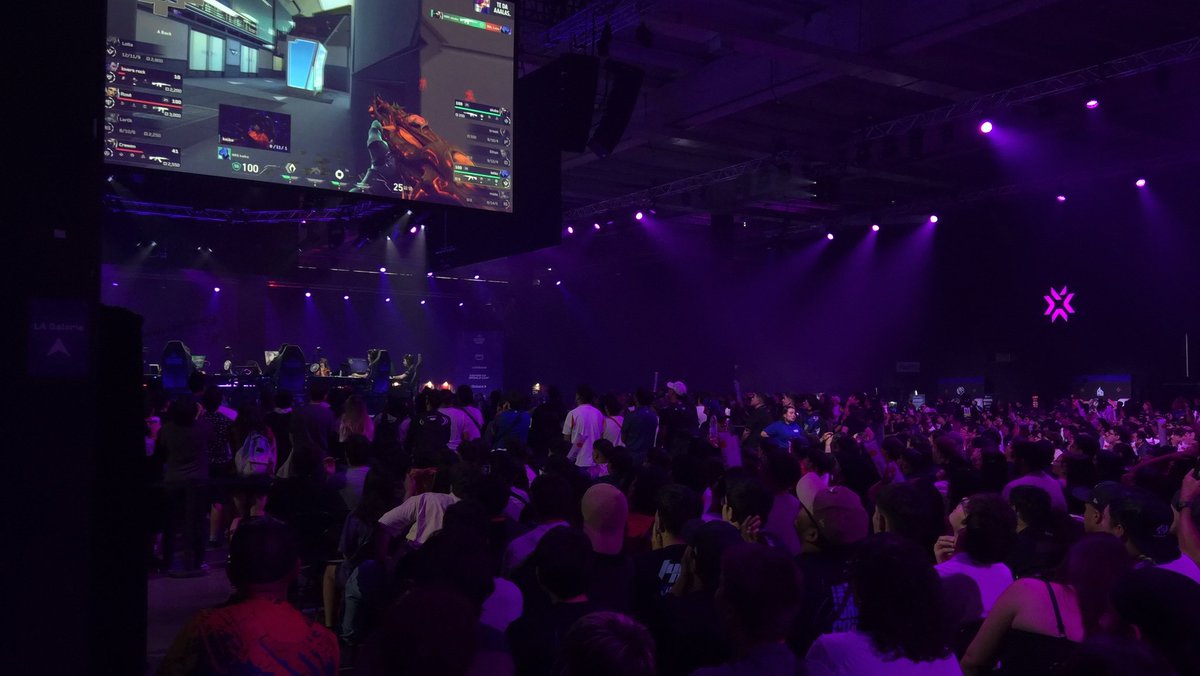 RiotLicious's tweet photo. ¡En Santiago todos juegan en casa!
 #VALORANTMasters https://t.co/oUNSwFtT9L
