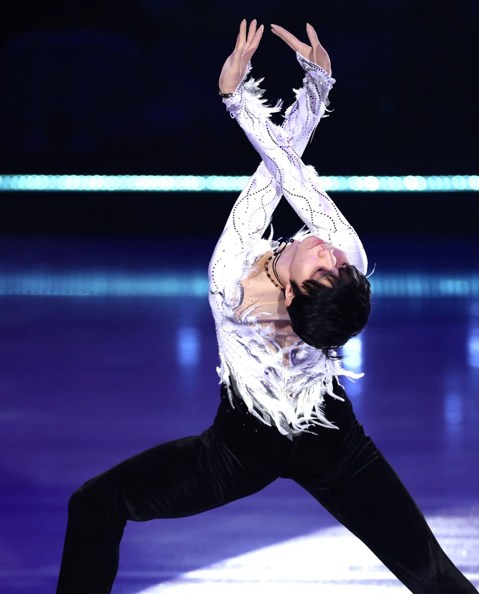 anyways here's yuzuru hanyu the goat of figure skating paying an ode to the dying swan ballet in his program notte stellata earlier today