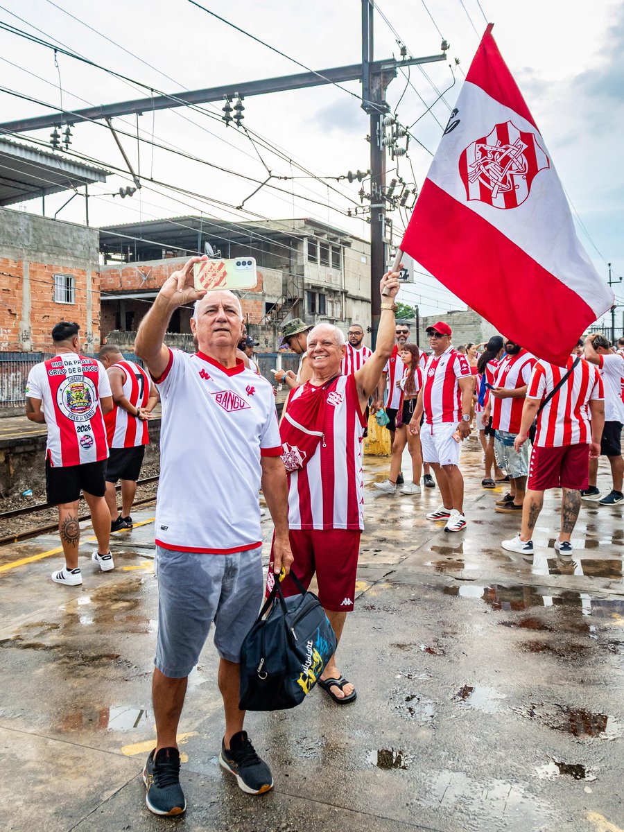 Banguoficial's tweet photo. 🚉🇵🇱 O expresso banguense vai partir!

Torcida alvirrubra rumo ao Engenho de Dentro! #SempreBangu

📸 Thallys Santos/Bangu https://t.co/DMogQzvt4A