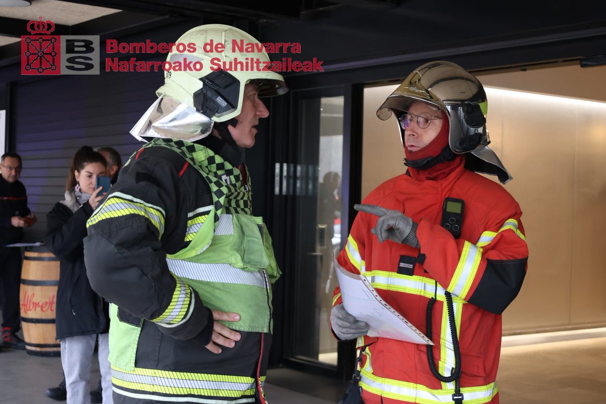 Bomberos y Bomberas – Suhiltzaileak tweet media