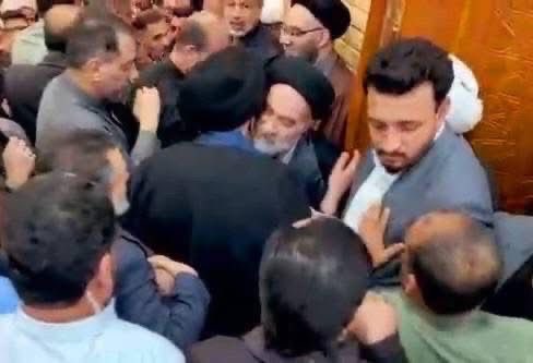 AIaaIabadi's tweet photo. عاجل.. 
السيد محمد رضا السيستاني يستقبل السيد مقتدى الصدر بالعناق بمجلس العزاء السيد الشهيد الخامنئي (قدس). https://t.co/zSe2fC6d5Z