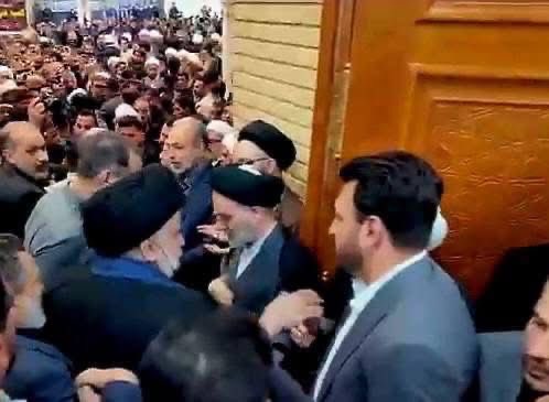 AIaaIabadi's tweet photo. عاجل.. 
السيد محمد رضا السيستاني يستقبل السيد مقتدى الصدر بالعناق بمجلس العزاء السيد الشهيد الخامنئي (قدس). https://t.co/zSe2fC6d5Z