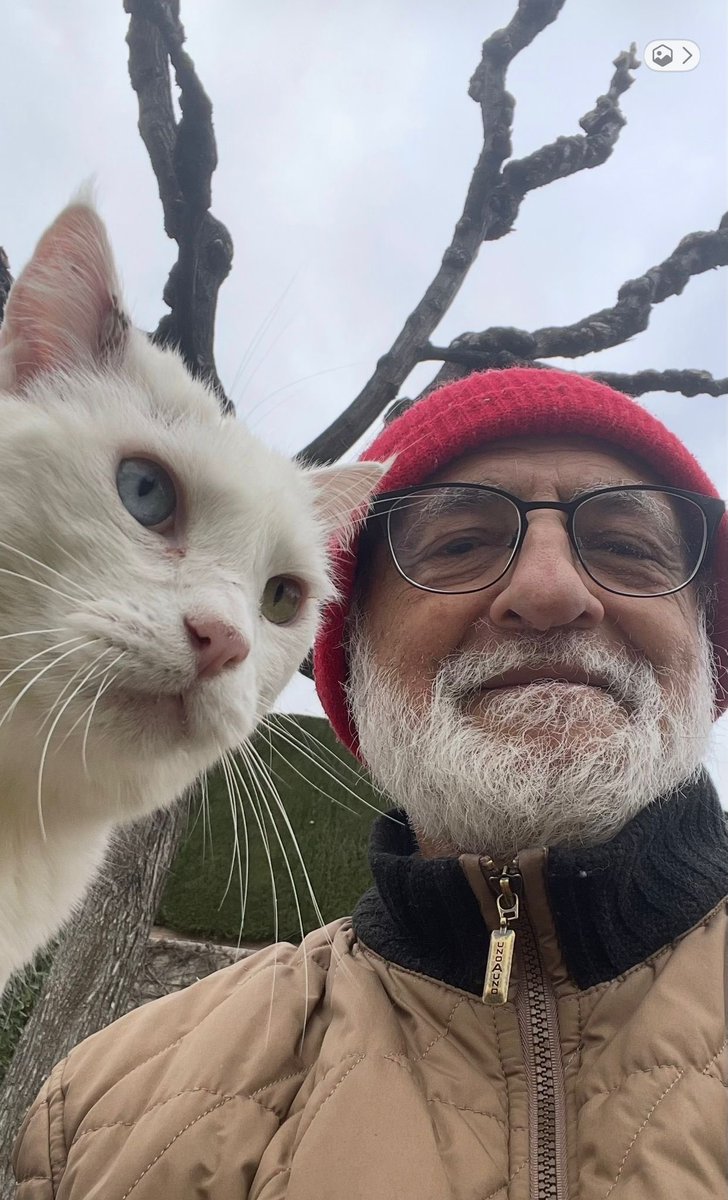 Es un gran amigo. Se llama “Azul” y llevamos doce años juntos… Estamos mayores los dos y nos entendemos muy bien. Es un gran GATIJO. Suerte la mía !!