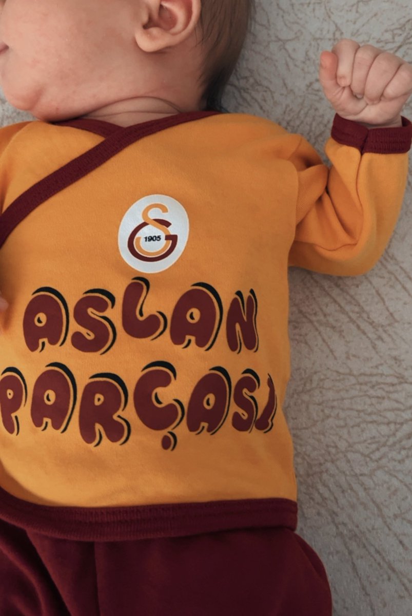 tgbaaksoy's tweet photo. Babacım birilerinin hevesi kursağında kalmış öyle diyorlar 😩 
🦁💛♥️  
@Hakan_hinc 
 #BJKvGS https://t.co/PlHFelSg34
