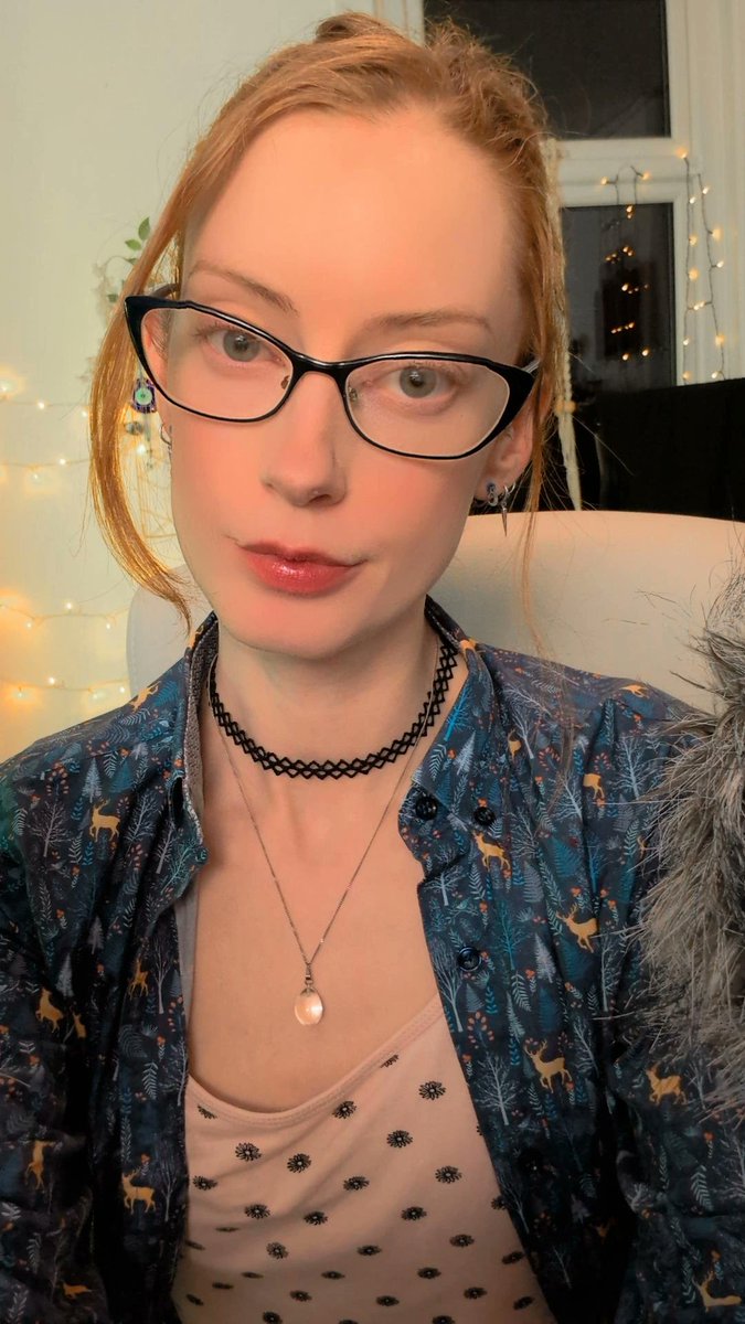 Hiii! New YT video tomorrow (sun, 8pm GMT) 🥰 it's a fuffy mic classic Chloe vid hehe. I hope you will enjoy it! 
We will also stream Sunday on twitch, 2pm GMT. Maybe some art, or chats? See ya then 💚🌷