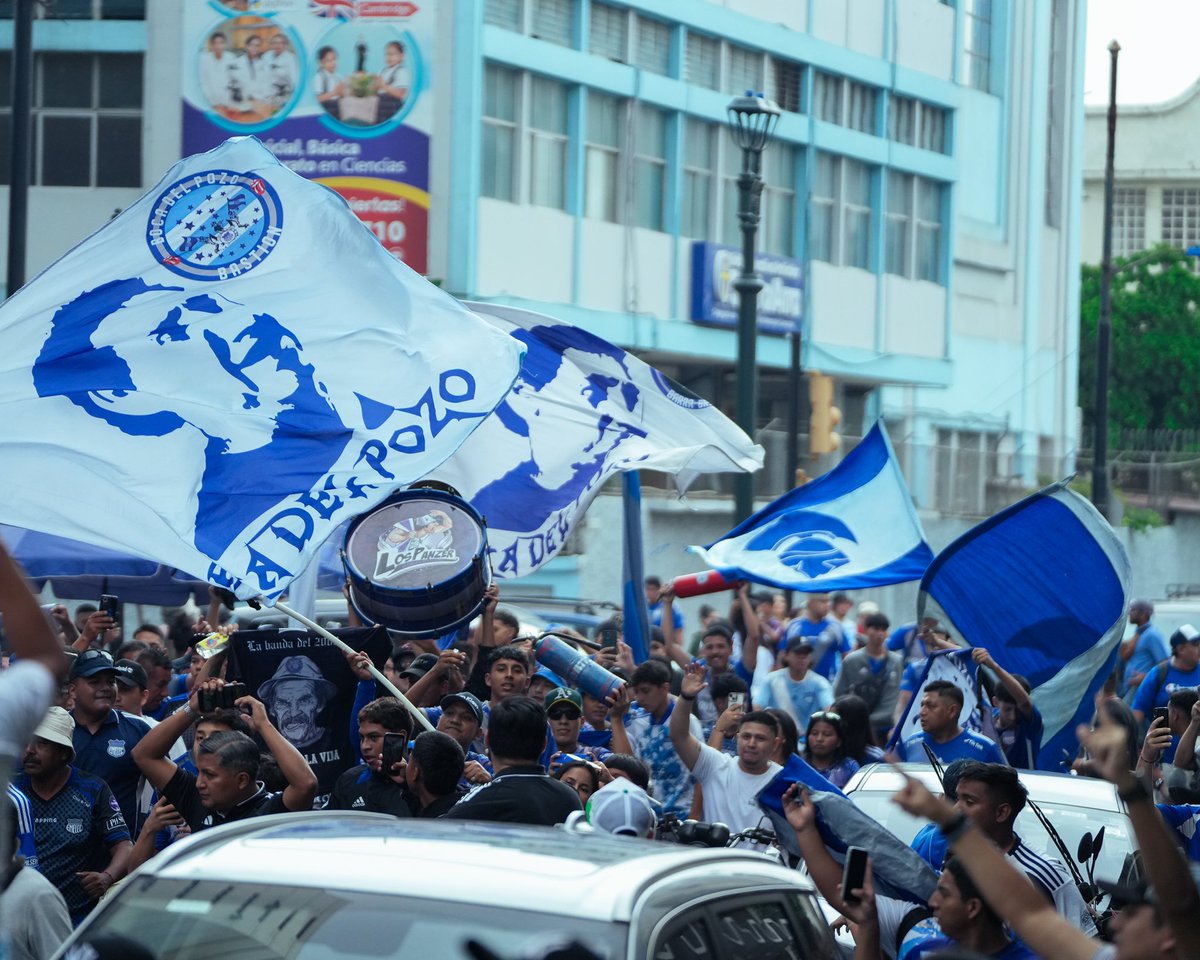 CSEmelec's tweet photo. Las calles se pintan de azul. 🔵

#VolvemosASerEmelec https://t.co/vWHoirdFJk