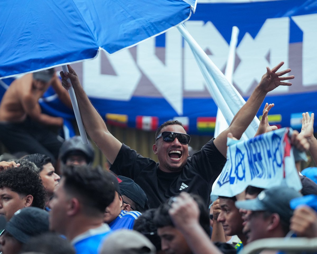 CSEmelec's tweet photo. Las calles se pintan de azul. 🔵

#VolvemosASerEmelec https://t.co/vWHoirdFJk