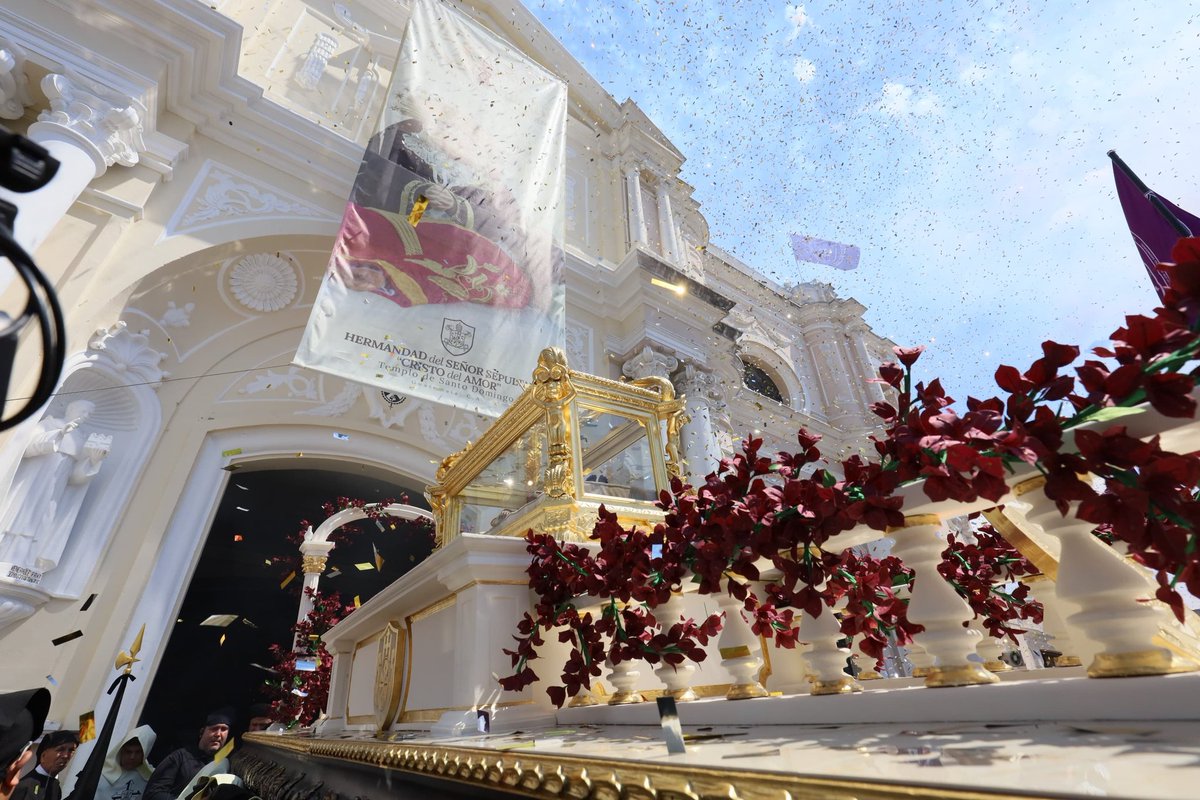 Ha salido en esta tarde de Tercer sábado de cuaresma la procesión infantil de la réplica del señor sepultado Cristo del Amor a bendecir a la niñez guatemalteca.

#CristodelAmorOP
#50añosinfantilsd