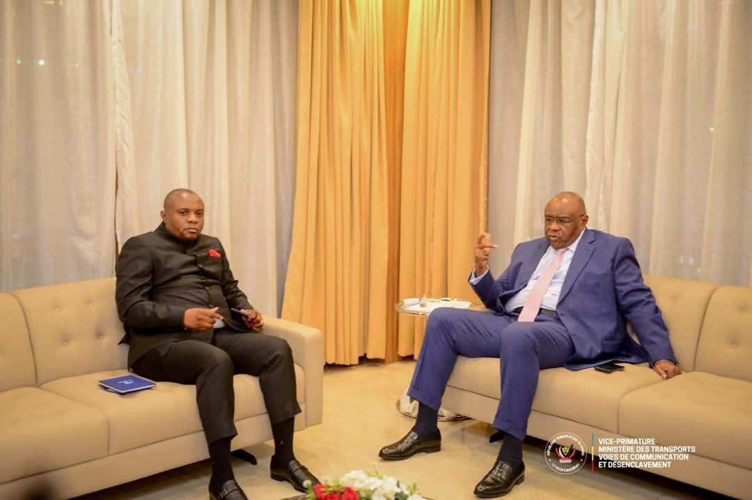 #RDC: Le Directeur général ad intérim de TRANSCO, Jérémie Kilubu, et son adjoint Luthanges Kanto ont été reçus le jeudi 5 mars par le Vice-Premier ministre, ministre des Transports, Voies de communication et Désenclavement, Jean-Pierre <a href="/bembajp/">Jean Pierre Bemba</a>

Fraîchement installée, la nouvelle