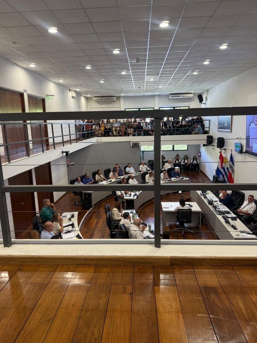 nicolasrava_'s tweet photo. Hoy se vota el presupuesto para la IMC.

Nuevamente vemos un presupuesto cada vez mas cercano a mantener el aparato político del FRENTE AMPLIO con sueldos exorbitantes en cargos de confianza, asignación directas y direcciones que están en aumento pero cada vez mas lejos de la vida del ciudadano de Canelones que sale a transitar por calles llenas de pozos, oscuras y sucias.

El FRENTE AMPLIO en cada administración deja cada vez mas de lado los intereses del departamento para anteponer los políticos.