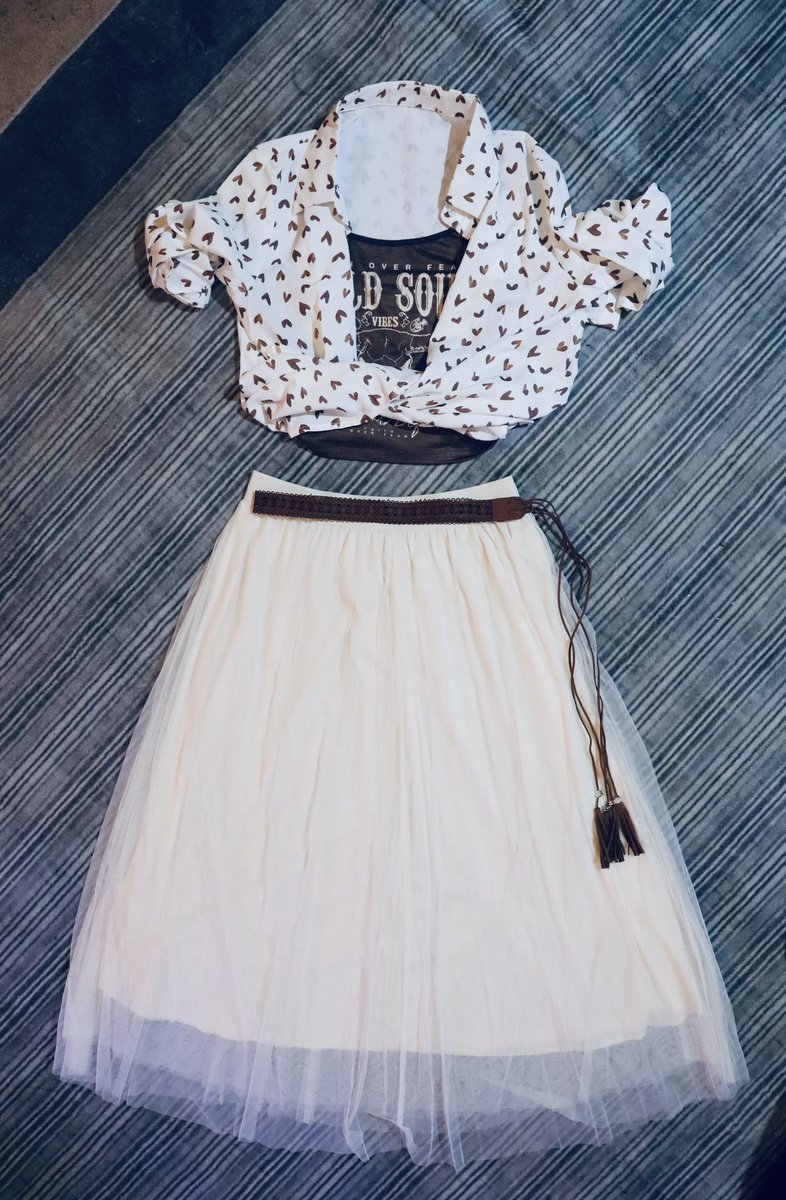 SnapCliicks's tweet photo. Outfit idea! Good or bad? 
Setting - old barn.
#fashionhelp #outdoorphotoshoot #what to wear? https://t.co/K7X122lbnq
