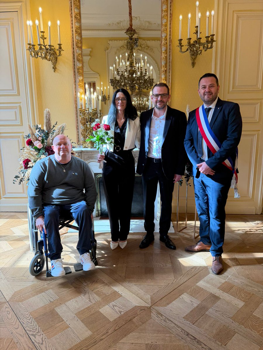frederic_mesnil's tweet photo. Ce matin , en tant que conseiller municipal, j'ai été honoré d'avoir pu assister mon collègue Vincent Othon au mariage de mon voisin. 
Une première pour moi 😉
Plein de bonheur aux mariés 👍 https://t.co/QsMhPhH5Mt