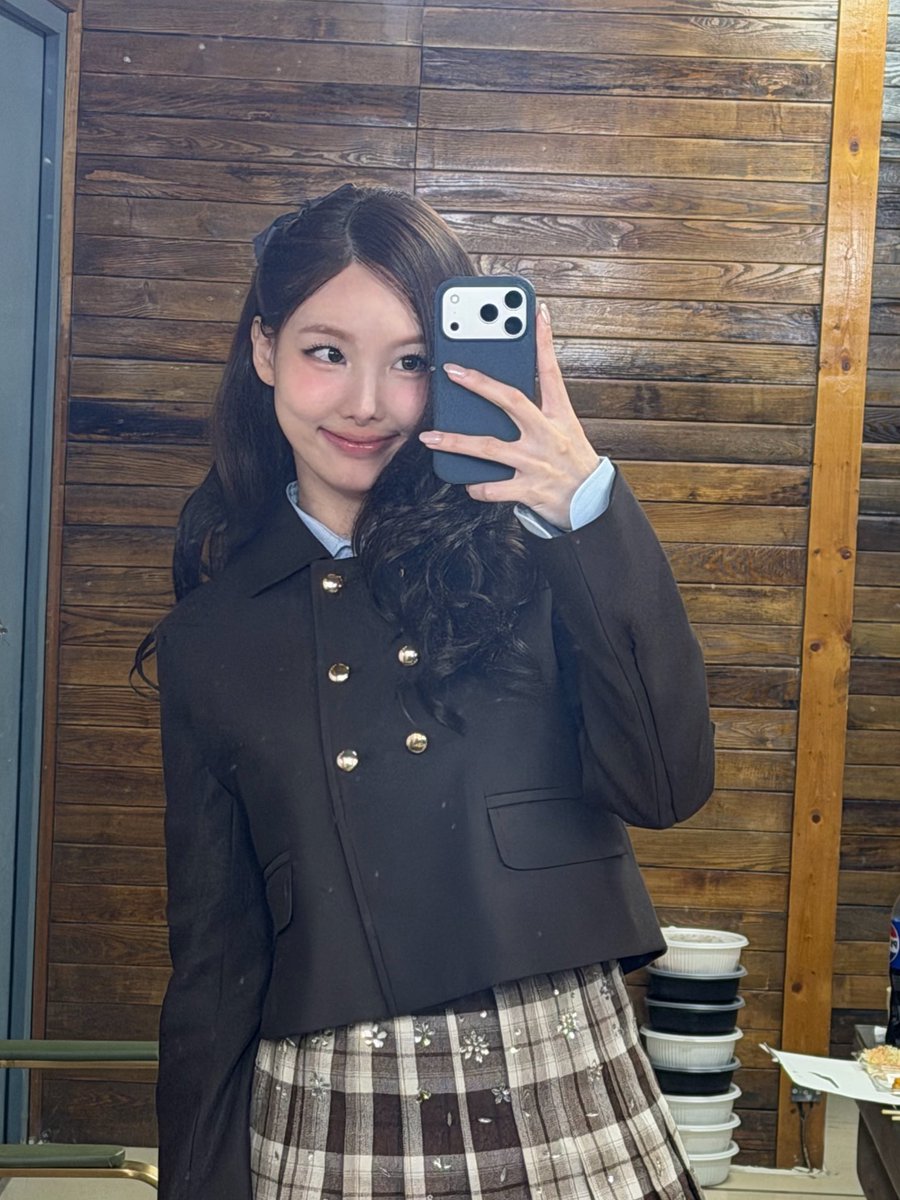imnayeonarchive's tweet photo. stop she’s so cute 😭 https://t.co/pPAFfUGQXl
