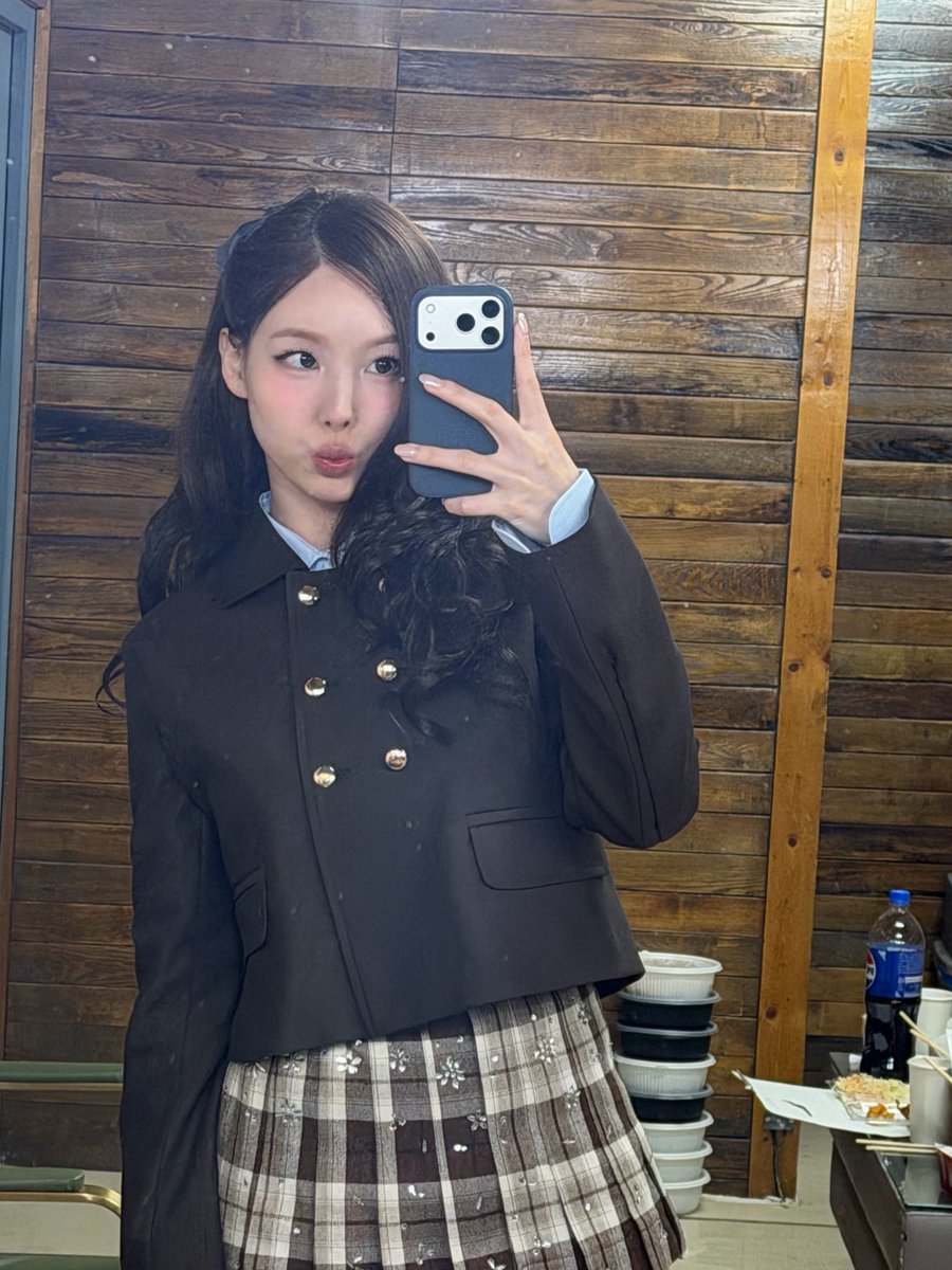 imnayeonarchive's tweet photo. stop she’s so cute 😭 https://t.co/pPAFfUGQXl