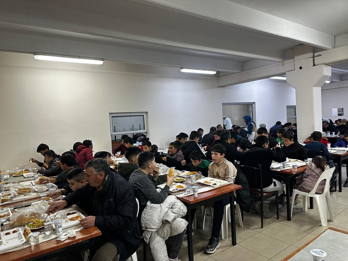 Kaymakamımız Sn. Ramazan Çelebi, İlçe Müftülüğü tarafından düzenlenen iftar programına katıldı. Ramazan ayının manevi atmosferinde vatandaşlarımızla aynı sofrada buluşan Kaymakamımız, birlik ve beraberliğin önemine vurgu yaptı. 🌙