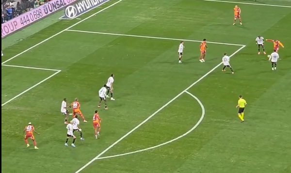 Ani gelişen atak değil, içeride 5'e 3 avantajlısınız; tek tutmanız gereken adamı, Osimhen'i bomboş bırakıp antrenman golü yemeyi nasıl becerdiniz!

 #BJKvGS